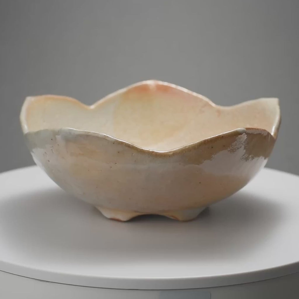 Bol en forme de fleur avec glaçure Shino