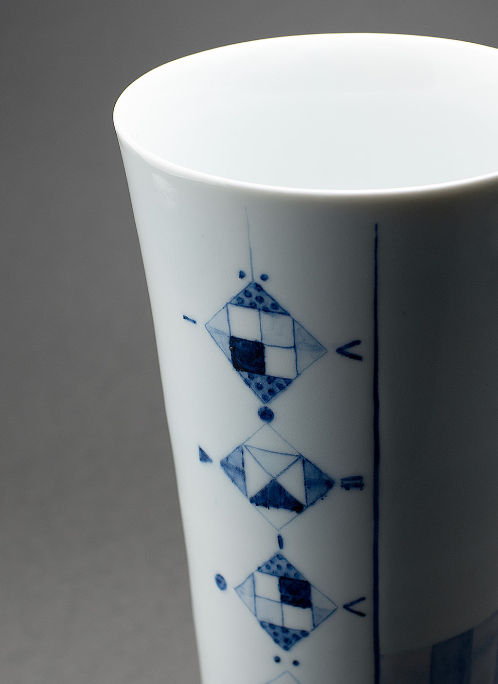 Motif à lignes céramique bleue Vase