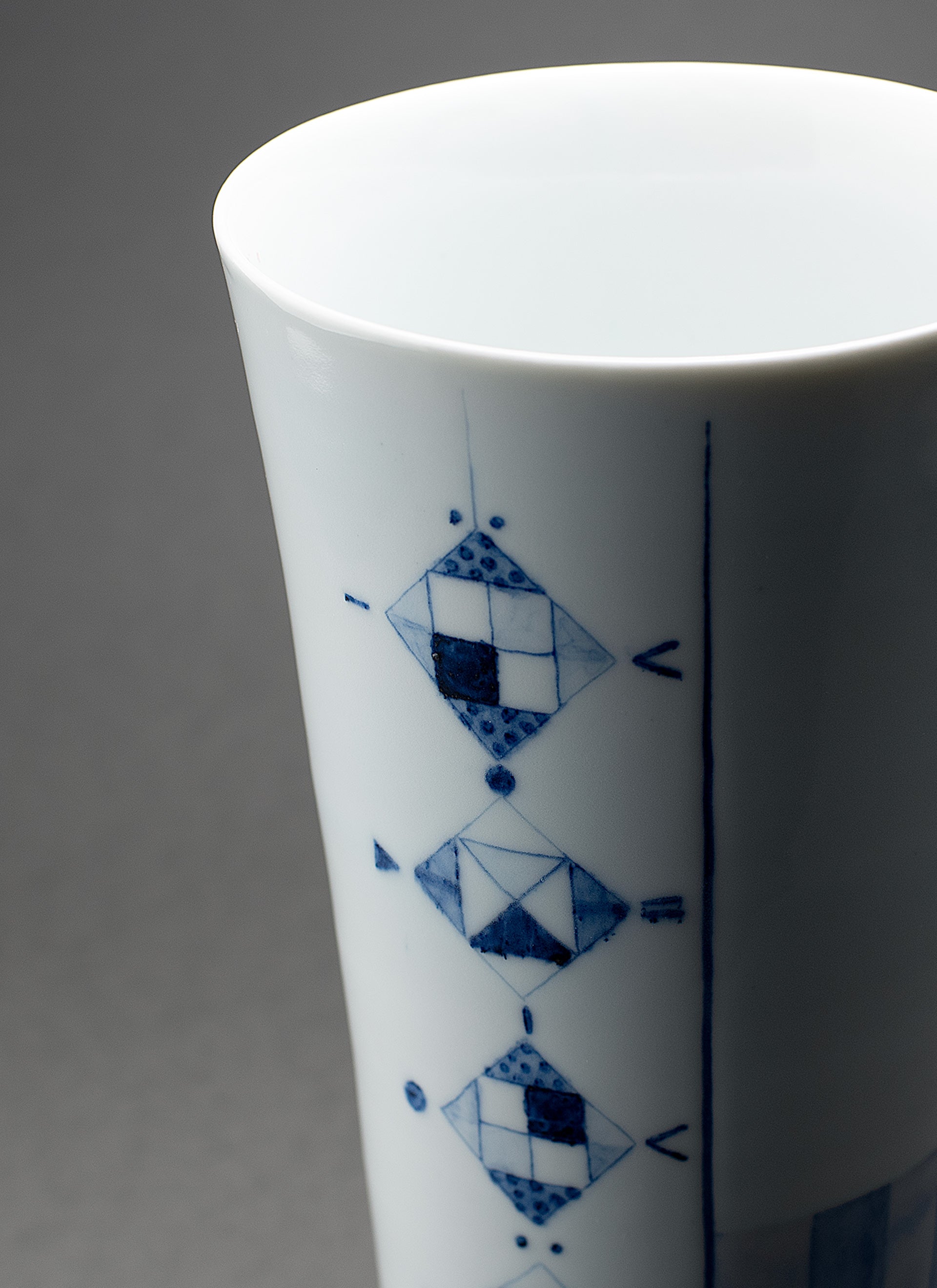 Motif à lignes céramique bleue Vase