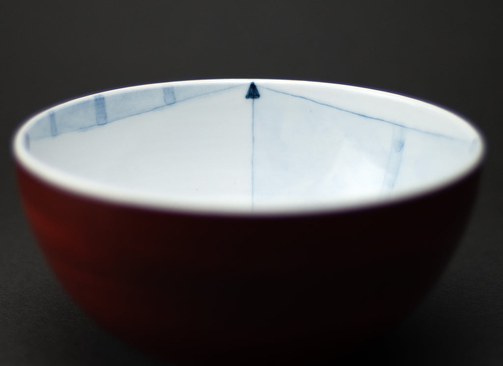 Bol peint en rouge et bleu