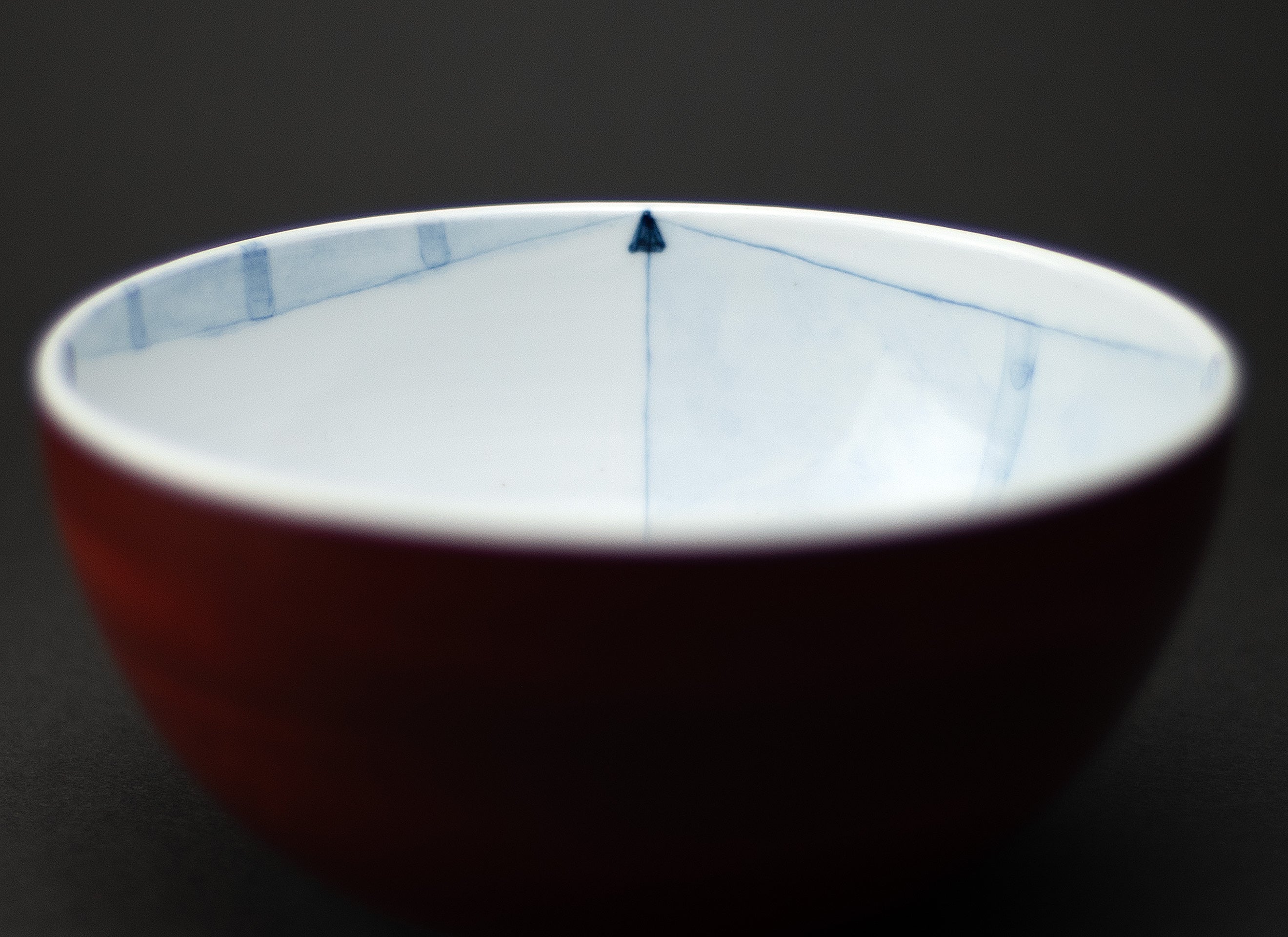 Bol peint en rouge et bleu